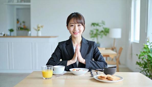 健康的で美しい女性の朝食風景 健康的で美しい女性の朝食風景の写真