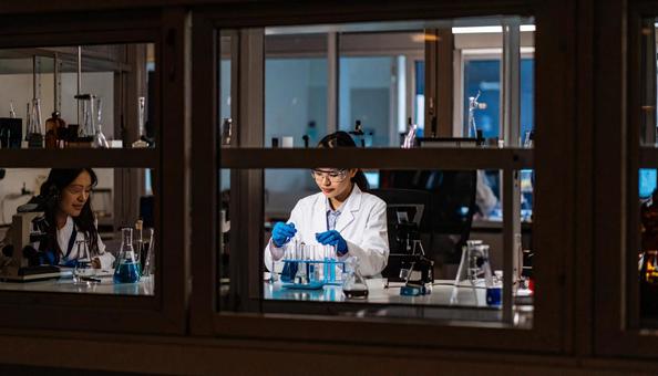 研究所で実験をする女性の研究者 研究所で実験をする女性の研究者の写真