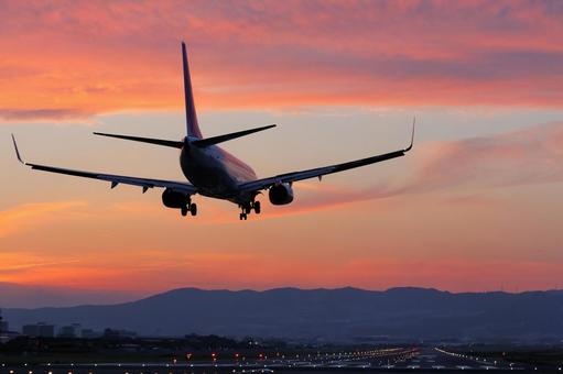 夕焼け空｜山と着陸機｜シルエット 飛行機,航空機,旅客機の写真素材
