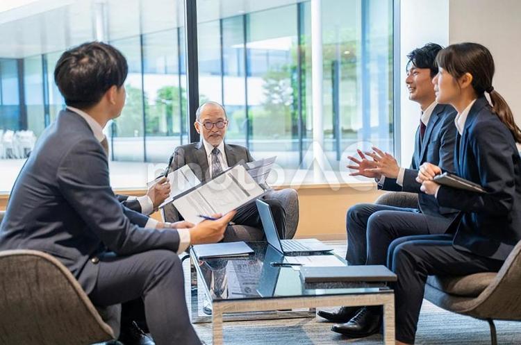ミーティングをする男女のビジネスパーソン ミーティング,会議,会社員の写真素材