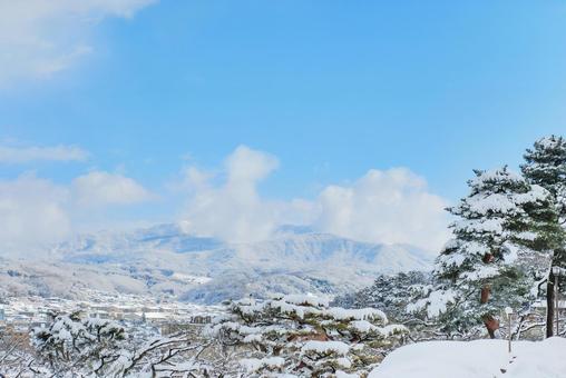 雪の兼六園 眺望台から望む医王山（石川） 兼六園,眺望台,雪の写真素材