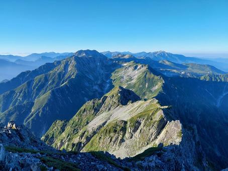 剱岳山頂から眺めた北アルプス 剱岳山頂から眺めた北アルプスの写真