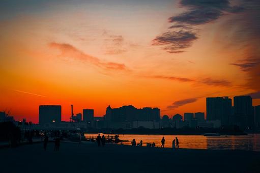 お台場の夕暮れと街並み お台場の夕暮れと街並み 夕焼け,ビル群,シルエットの写真素材