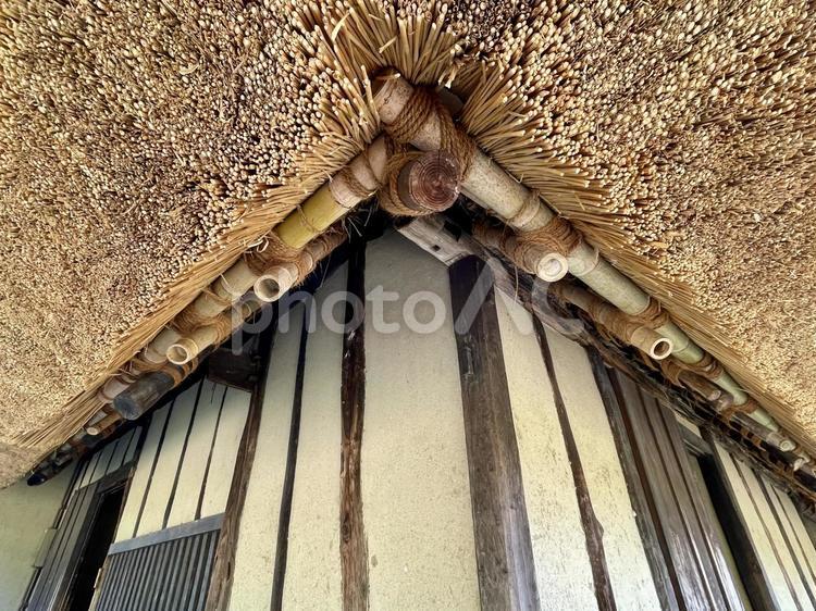 奈良　茅葺屋根の軒下 茅葺屋根,軒下,土壁の写真素材