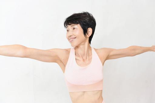 アジア人のシニア女性のヨガポーズ シニア女性,高齢女性,ヨガの写真素材