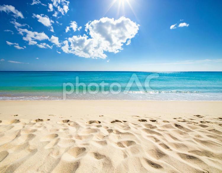 ハートの形の雲が浮かぶ空 海,ビーチ,雲の写真素材