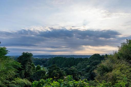 雲間から差す光 雲間から差す光 夕暮れ,夕方,日没の写真素材