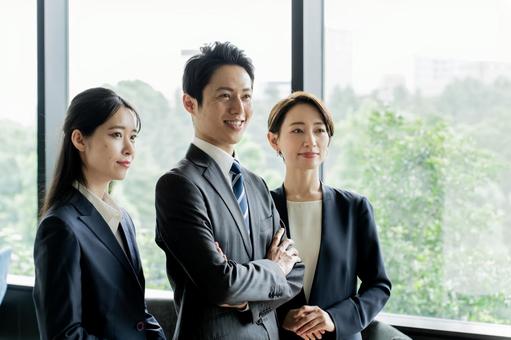 スーツを着た男女 スーツを着た男女 ビジネスパーソン,ビジネスマン,ビジネスの写真素材