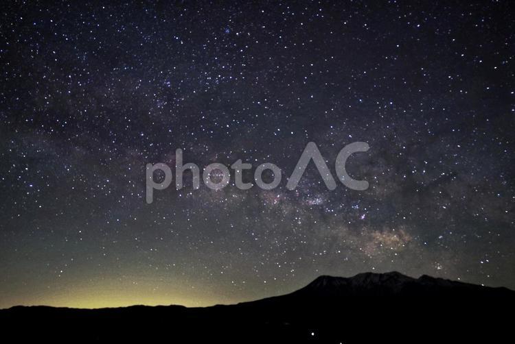残雪の御嶽山を覆う星空2 御嶽山,天の川,山の写真素材