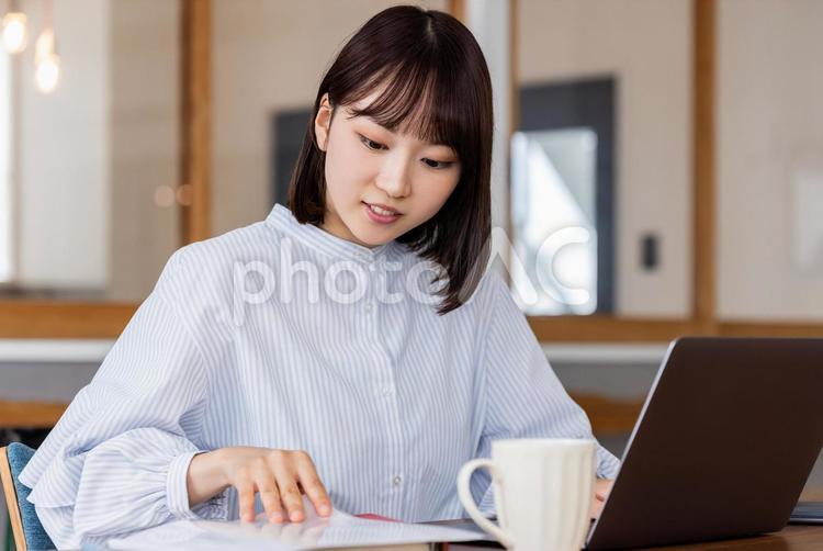 ノートパソコンを使う若いビジネスウーマン 女性,ビジネス,パソコンの写真素材