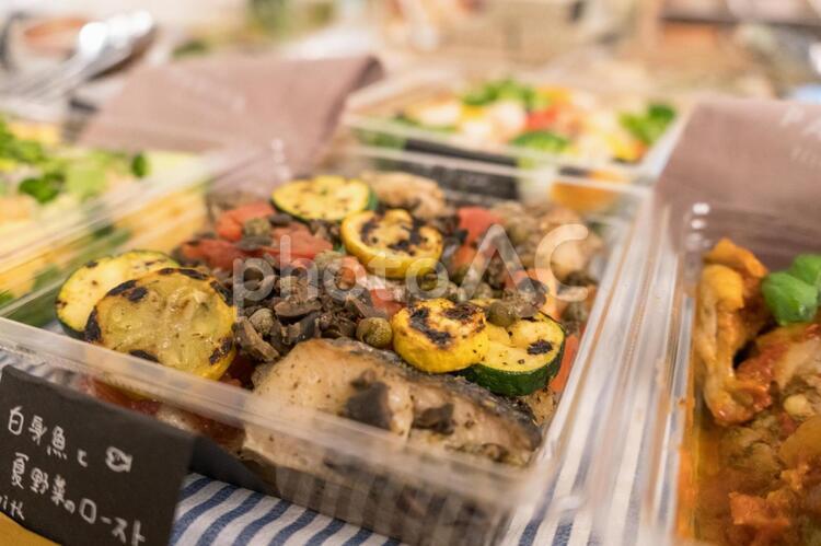 テイクアウトできるランチサービス テイクアウト,ビュッフェ,ランチの写真素材