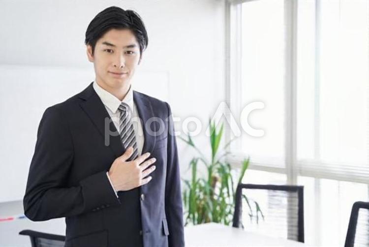 会議室で胸に手を当てる日本人ビジネスマン 男性,ビジネスマン,日本人の写真素材