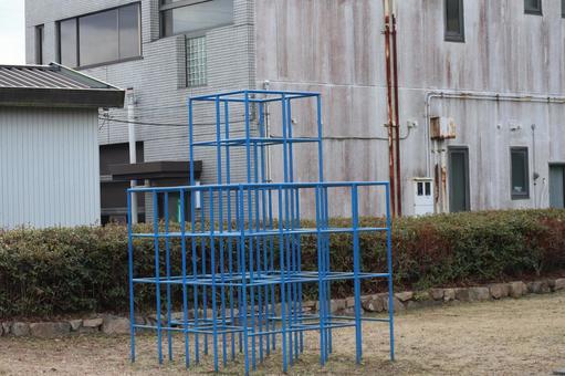 ジャングルジムのある公園の町並み ジャングルジム,公園,町並みの写真素材