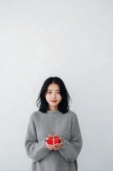 プレゼントを持つ女性 クリスマス プレゼントを持つ女性 クリスマスの写真