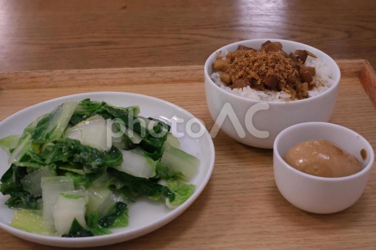 滷肉飯店の魯肉飯と魯蛋と燙青菜 滷肉飯店,魯肉飯,魯蛋の写真素材