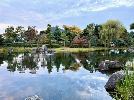 秋の夕方　福井県紫式部公園 夕方,夕暮れ,夕雲の写真素材