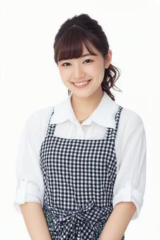 白い背景で微笑む日本人女性のポートレート 白い背景で微笑む日本人女性のポートレートの写真