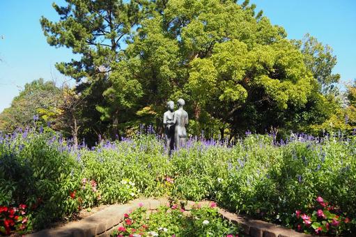 秋咲きラベンダーのある散歩道(江戸川区) 秋咲きラベンダーのある散歩道(江戸川区) 秋咲き,ラベンダー,江戸川区の写真素材