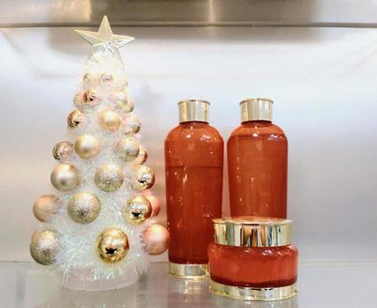 クリスマスツリーと赤いボトルのコスメ クリスマス,赤,ポインセチアの写真素材