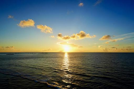 東平安名崎から望む宮古島の朝日 東平安名崎から望む宮古島の朝日 東平安名崎,宮古島,沖縄の写真素材