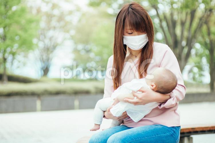 マスクをしたママと赤ちゃん マスク,ママ,母親の写真素材