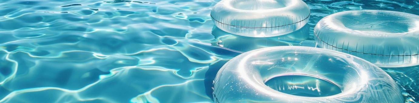 透明な浮き輪と青い水面のヘッダー_1 透明な浮き輪と青い水面のヘッダー_1の写真