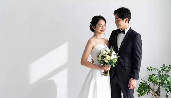 ウエディングブーケを持つ花嫁と花婿白背景 ウエディングブーケを持つ花嫁と花婿白背景の写真