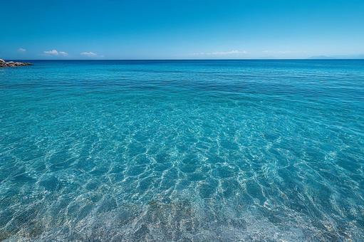 夏の海と空のリゾート風景 夏の海と空のリゾート風景 海,水面,波の写真素材