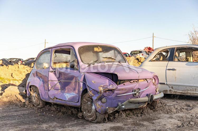 廃車置場にある紫色の壊れた車 温暖化,水不足,乾燥の写真素材
