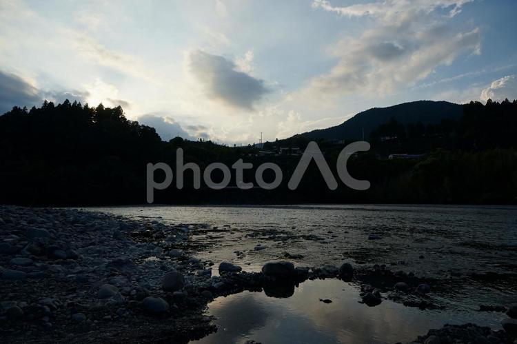 山間の夕暮れ　川のせせらぎ 川,空,風景の写真素材