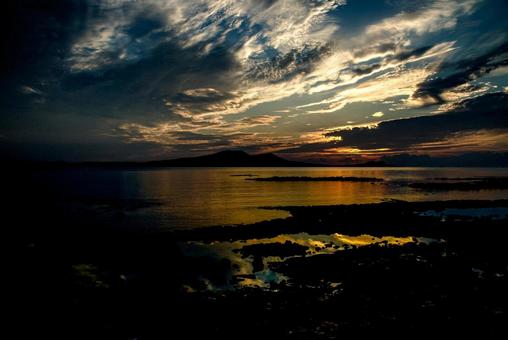 <Goto scenery> Reflection of the ocean at dawn, JPG
