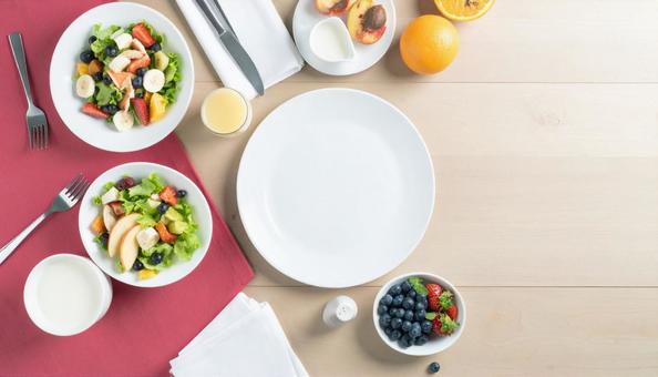 サラダと果物とパンの写真