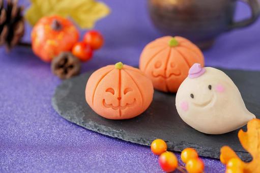 ハロウィンイメージの和菓子とカップ ハロウィンイメージの和菓子とカップ 和菓子,ハロウィン,練り切りの写真素材