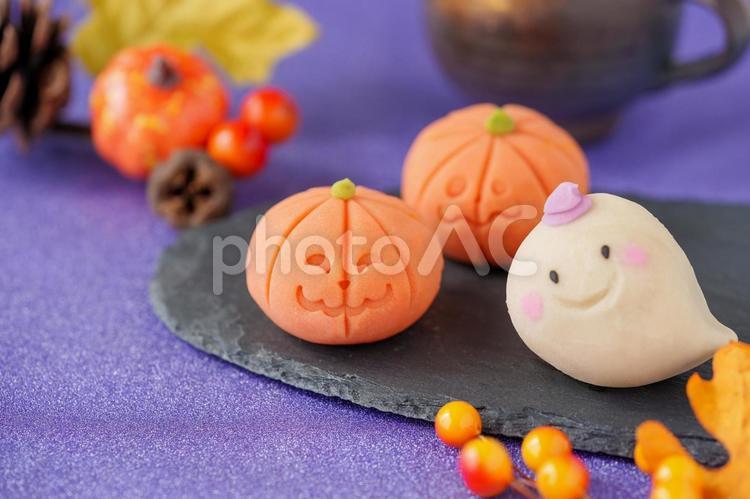 ハロウィンイメージの和菓子とカップ 和菓子,ハロウィン,練り切りの写真素材