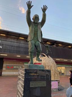 駅前の陽気なおじさんの像 駅前の陽気なおじさんの像の写真