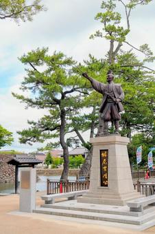 松江開府の祖「堀尾吉晴公」の像 松江開府の祖「堀尾吉晴公」の像の写真