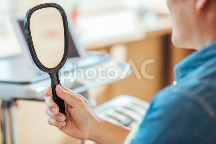 鏡を見る男性 鏡,歯磨き,歯の写真素材