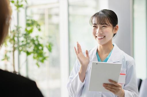 患者を問診する若い女性医師 患者を問診する若い女性医師 医師,女性,患者の写真素材