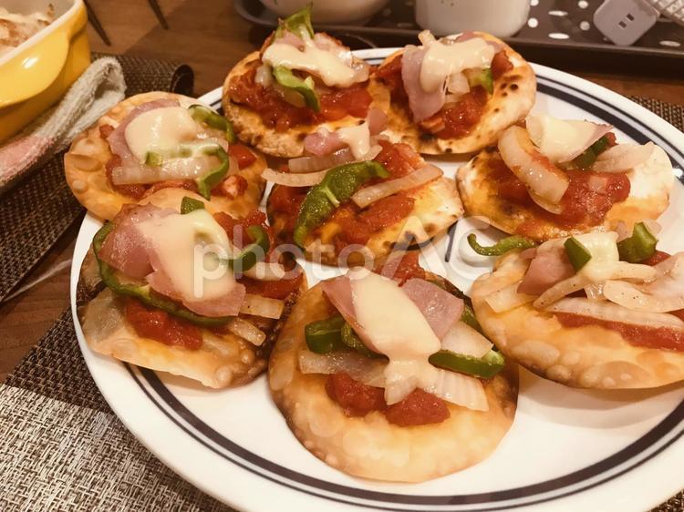 餃子の皮ピザ ピザ,餃子の皮,チーズの写真素材