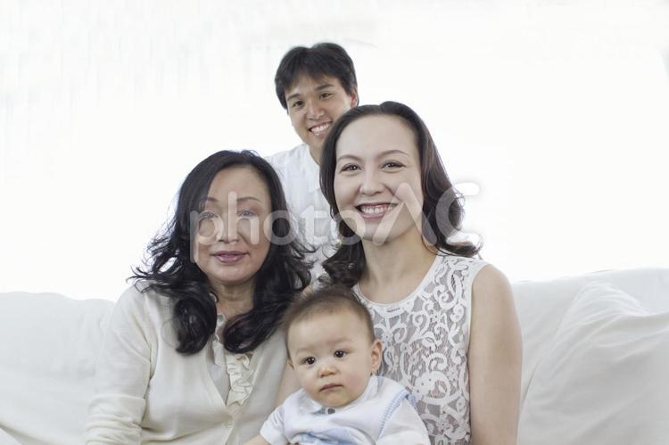 3世代家族のポートレート 三世代,赤ちゃん,アジア人の写真素材