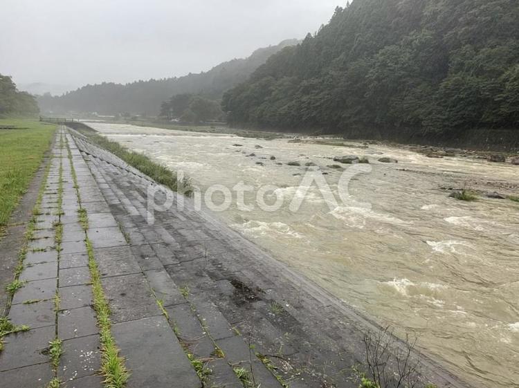 田舎の風景 川の洪水 濁流 塩原 田舎,山,空の写真素材