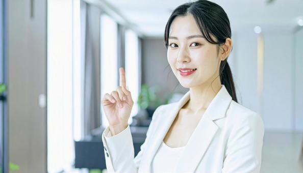 自信のある表情で指さすビジネス女性 自信のある表情で指さすビジネス女性の写真