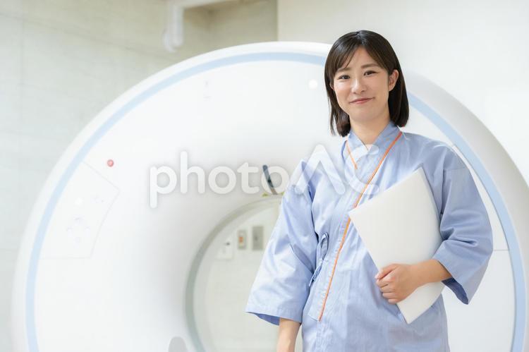 病院でCT検査を受ける女性 病院,ct検査,人間ドックの写真素材