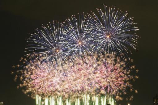 多摩川の大田区・川崎市花火大会13 多摩川の大田区・川崎市花火大会13 花火大会,花火,ビルの写真素材