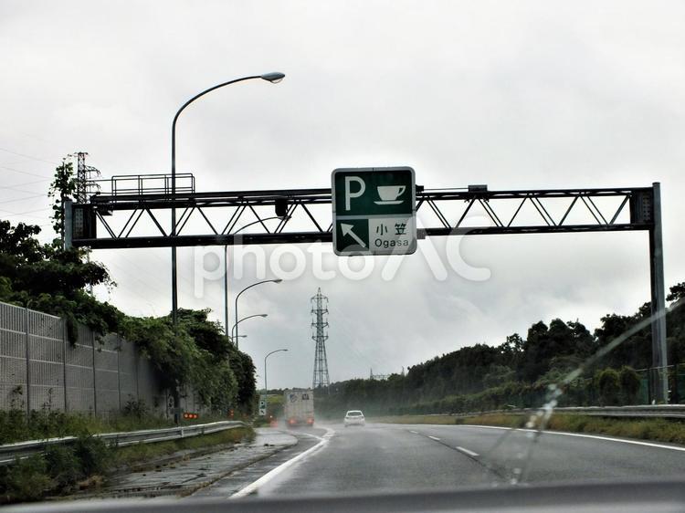 雨を蹴立てて走る車　高速道路 雨,道路,トラックの写真素材