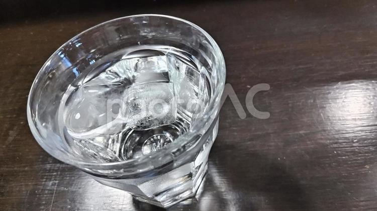 机の上に置かれたお冷 お冷,机の上,グラスの写真素材