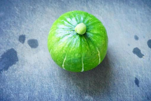 摘果したかぼちゃ 摘果したかぼちゃの写真