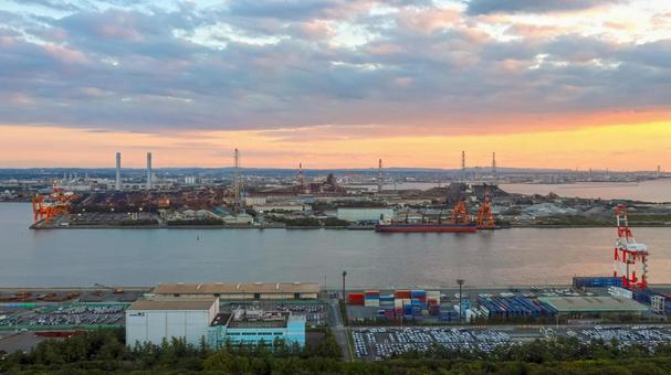 夕焼けに染まる京葉工業地帯 工場夜景,工場,貨物船の写真素材