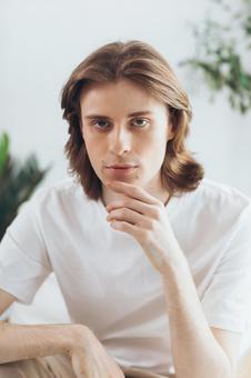 顎に手をやるカメラ目線の男性 男性,外国人,欧米人の写真素材