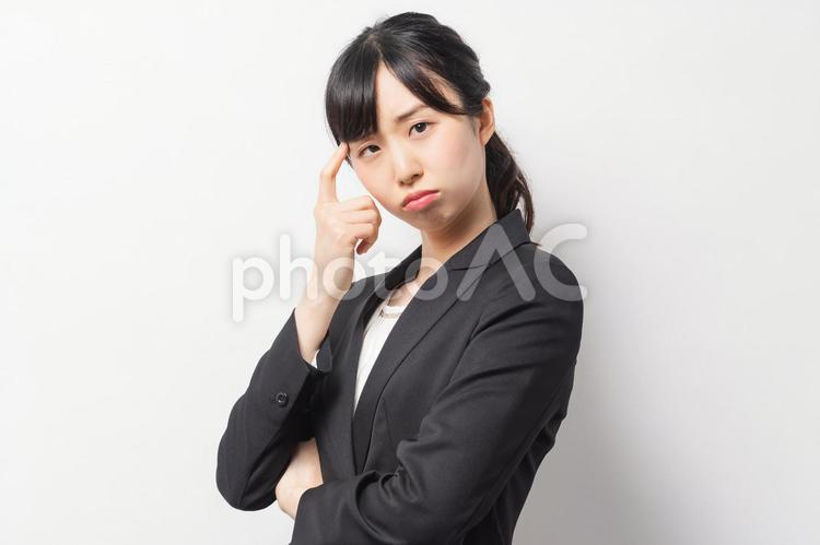 問題を抱えて困っている若いビジネスウーマン  困る,悩む,女性の写真素材